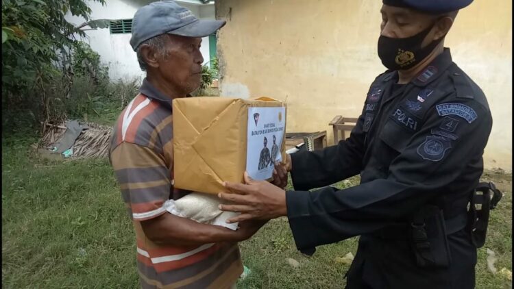 Batalyon B Sat Brimob Polda Sumut gelar 'Bhakti Sosial Jumat Berkah' di Tebingtinggi.