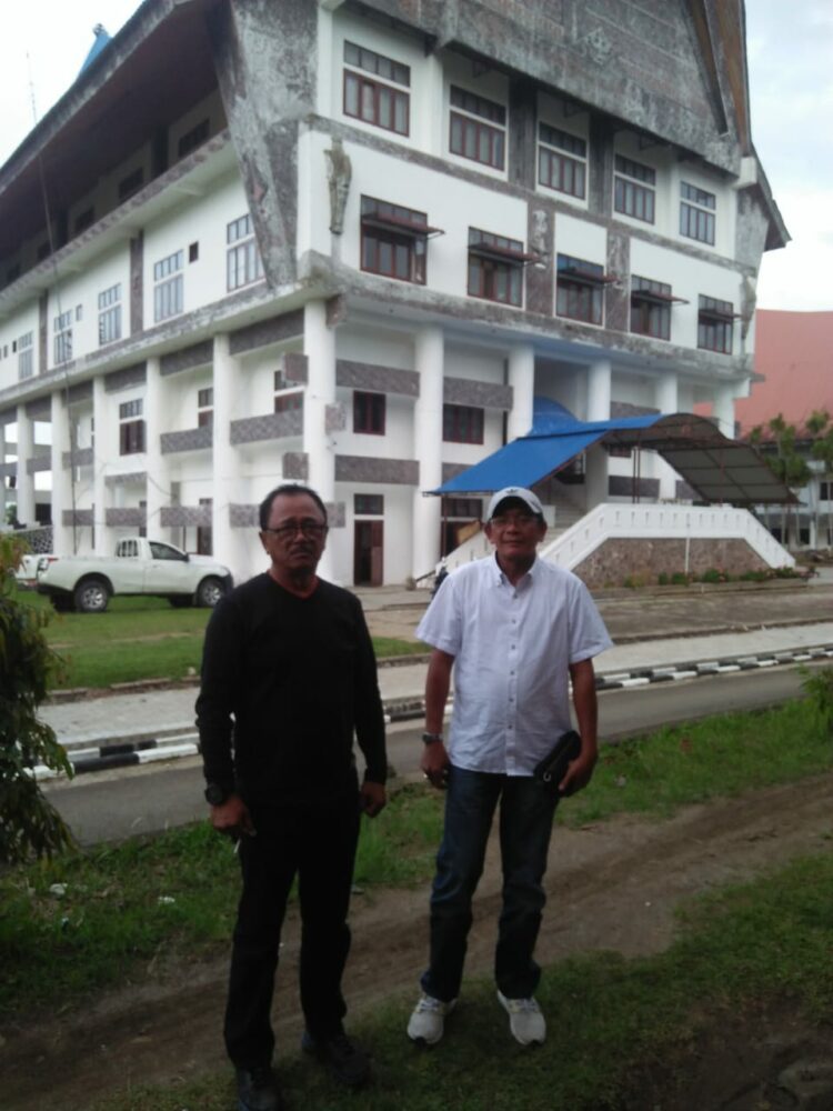 Frits Ulindo Simanjuntak dan Halomoan Napitupulu berharap Pemkab Toba segera mengambil tindakan terhadap kegiatan reklamasi dibibir pantai Danau Toba di Lingkungan Pardede Onan Balige.