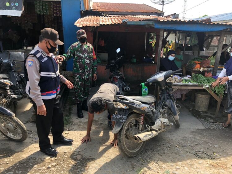 Salah seorang warga di Simalungun disuruh push up.