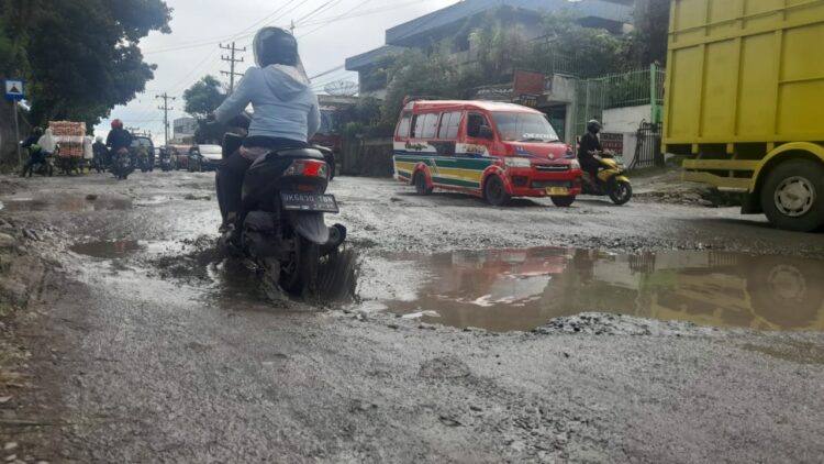 Lubang di Jalan Asahan Km IV, Nagori Dolok Marlawan, Kabupaten Simalungun. (Foto: Yuda)