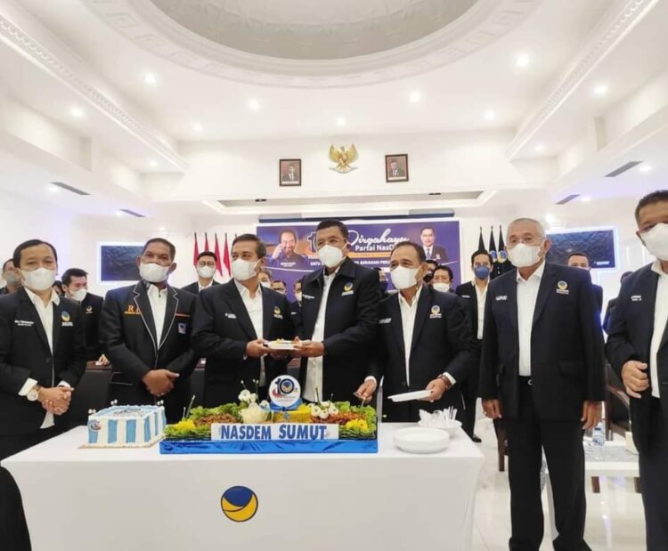 Dua tokoh senior yakni HT Milwan dan Rahudman Harahap tampak hadir diantara pengurus Partai NasDem Sumut dalam momen peringatan HUT ke-10 partai tersebut. (Foto Istimewa)