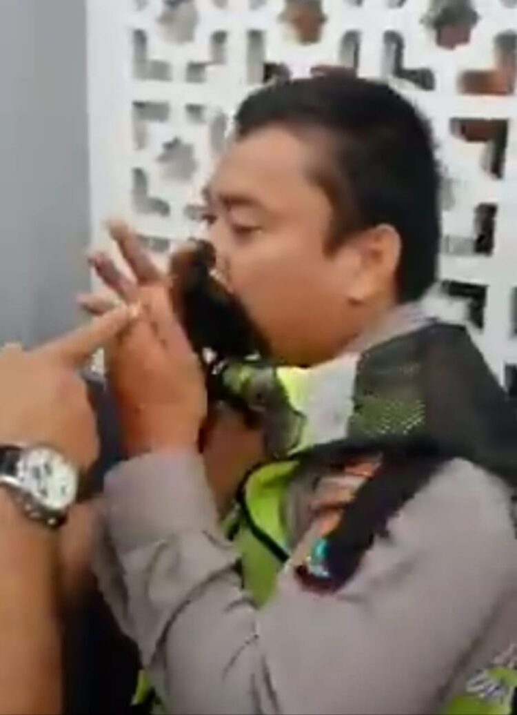 Bripka Panca nyaris diamuk massa di Kota Medan karena memeras uang mahasiswa pengendara motor sebesar Rp200 ribu. (Foto Tangkapan Layar)