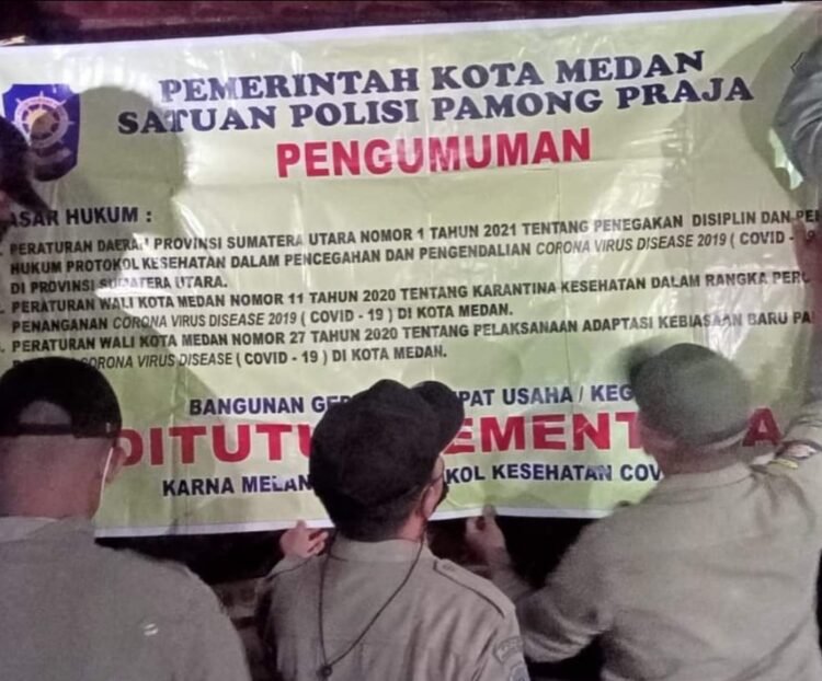 Petugas Satpol PP Kota Medan menyegel tempat hiburan malam karena melanggar aturan PPKM.