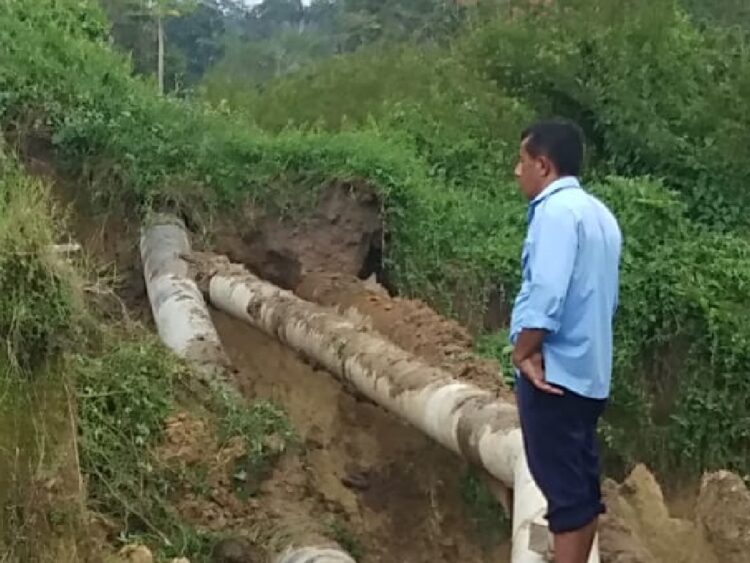 Petugas saat berada di lokasi