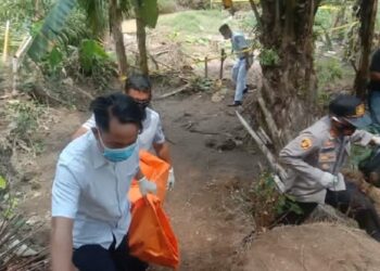 Petugas kepolisian mengevakuasi jasad bayi yang ditemukan terbungkus dalam goni mengambang di aliran Sungai Sitio-tio, Asahan.