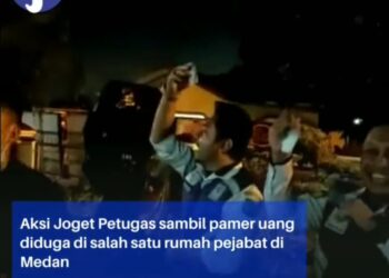 Sejumlah pria yang diantaranya ada memakai seragam Dinas Perhubungan asik berjoget sambil memegang uang tanpa menjaga jarak fisik. (Foto Tangkapan Layar Warkop Jurnalis)