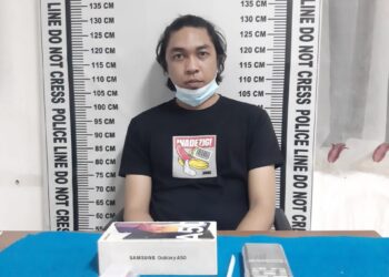 Pelaku dan barang bukti yang diamankan polisi.