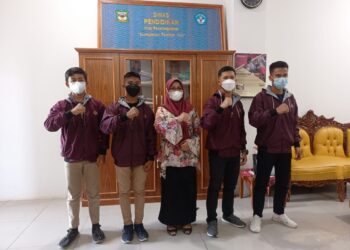 Keempat atlet didampingi Plt Kadis Pendidikan Siantar