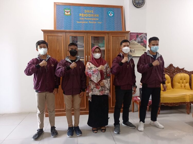 Keempat atlet didampingi Plt Kadis Pendidikan Siantar