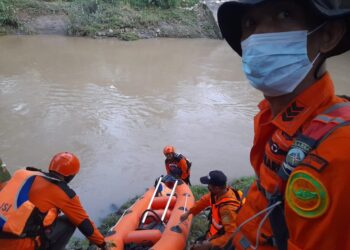 Tim SAR saat akan melakukan pencarian bocah yang hanyut terbawa arus Sungai Belawan di Kampung Lalang, Sunggal, Deli Serdang. (Foto Humas SAR Medan)