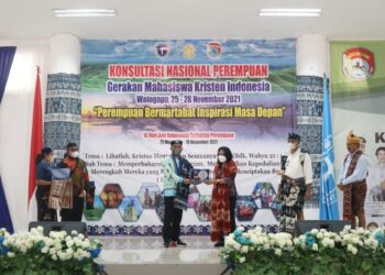 Menteri Pemberdayaan Perempuan dan Perlindungan Anak Bintang Puspayoga didampingi Ketua Umum PP GMKI Jefri Edi Irawan Gultom membuka acara.