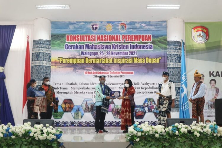 Menteri Pemberdayaan Perempuan dan Perlindungan Anak Bintang Puspayoga didampingi Ketua Umum PP GMKI Jefri Edi Irawan Gultom membuka acara.