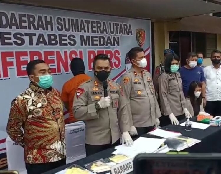 Wakapolrestabes Medan AKBP Irsan Sinuhaji menjelaskan kronologi kasus perampokan yang dilakukan sopir taksi online terhadap penumpangnya.