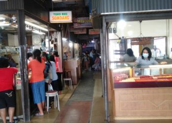 Toko Emas di Pasar Horas