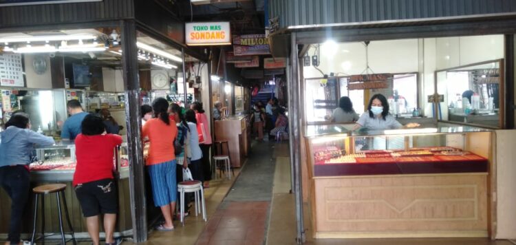 Toko Emas di Pasar Horas