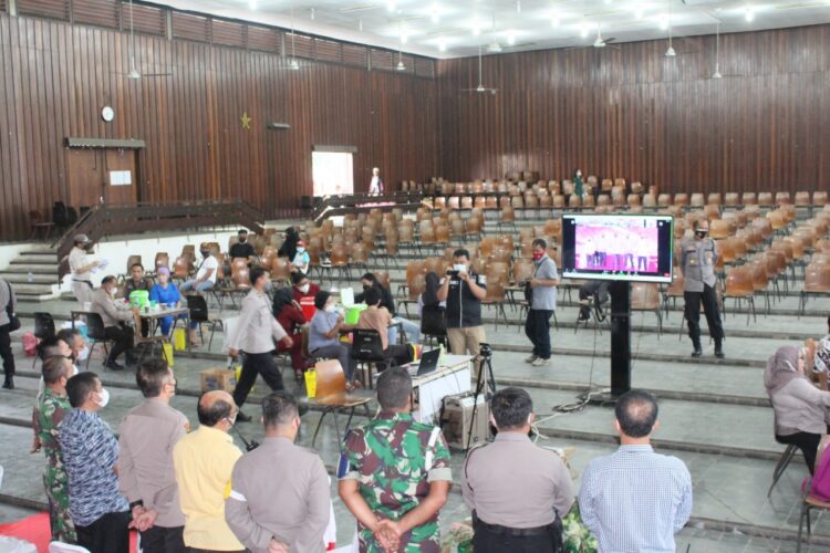 Vaksinasi massal presisi di aula Universitas HKBP Nommensen Siantar