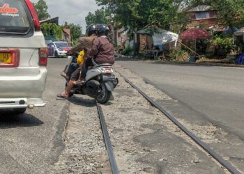 Lubang di perlintasan rel kereta api di Jalan Ahmad Yani
