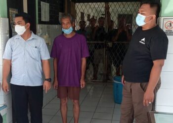 Ali Ketat (tengah), pelaku pembunuh Owen saat diamankan polisi