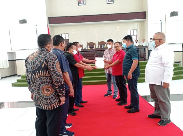 Pimpinn DPRD Siantar serahkan SK Ketua Pansus DPRD Siantar