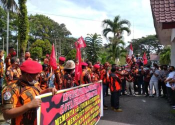 Massa PP di depan gedung DPRD Siantar