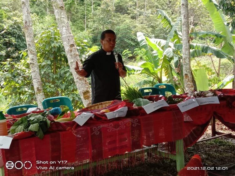 Pendeta saat memimpin ibadah syukur