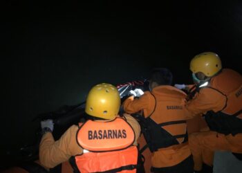 Tim SAR mengevakuasi jenazah pekerja bongkar muat yang hanyut di Pelabuhan Belawan.