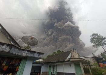 Gunung Semeru semburkan awan panas