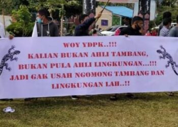 Aksi sekelompok pemuda di depan kantor YDPK Dairi