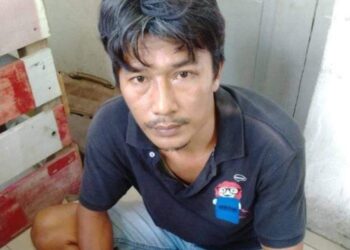 Sopir angkot maut yang nekat menerobos pintu perlintasan kereta api di Medan.
