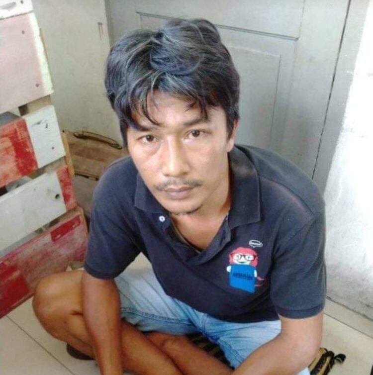Sopir angkot maut yang nekat menerobos pintu perlintasan kereta api di Medan.