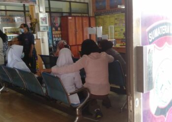 Korban dan orang tua di kantor polisi