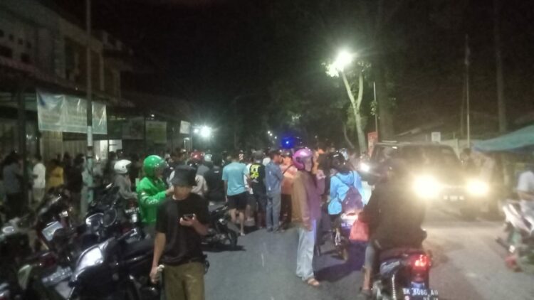 Warga menyemut di lokasi kejadian