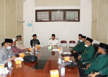Wali Kota Siantar Hefriansyah saat berbincang dengan pengurus Fokkus Babinrohis Sumut