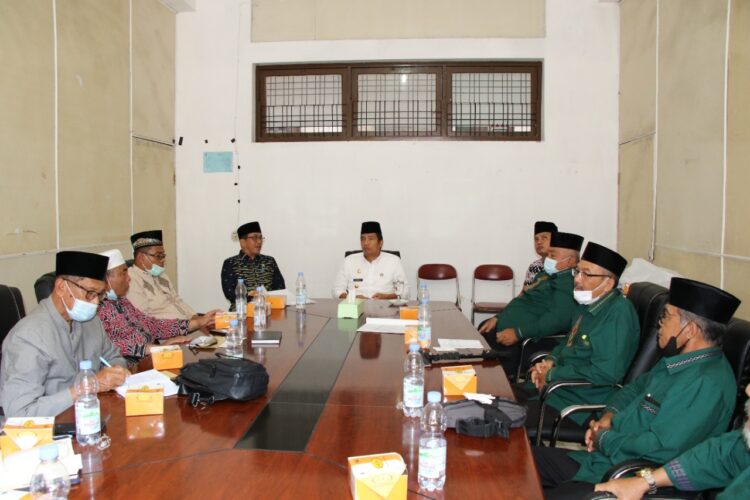 Wali Kota Siantar Hefriansyah saat berbincang dengan pengurus Fokkus Babinrohis Sumut