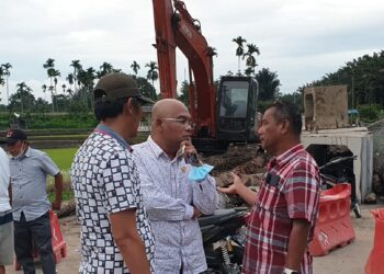 Rony Reynaldo Situmorang saat meninjau lokasi perbaikan jalan