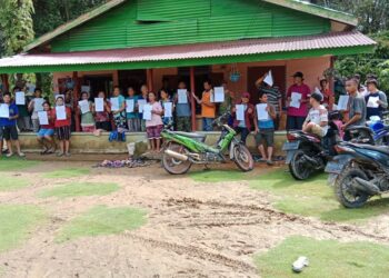 Warga Desa Sihapas yang meminta pindah di rumah kades