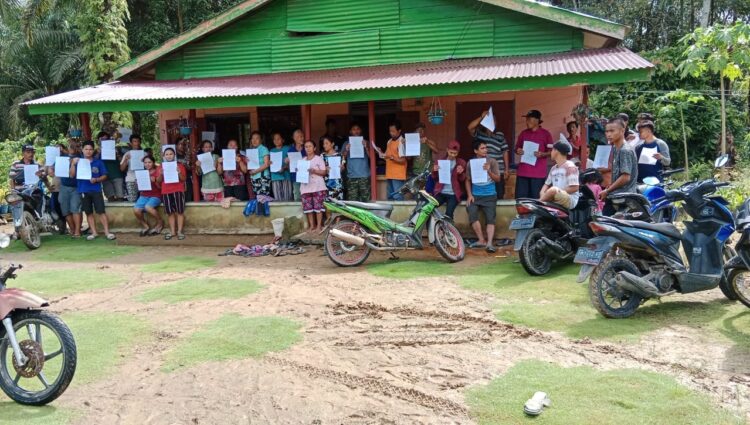 Warga Desa Sihapas yang meminta pindah di rumah kades