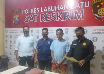 Tersangka AHH diamankan di Polres Labuhan Batu.