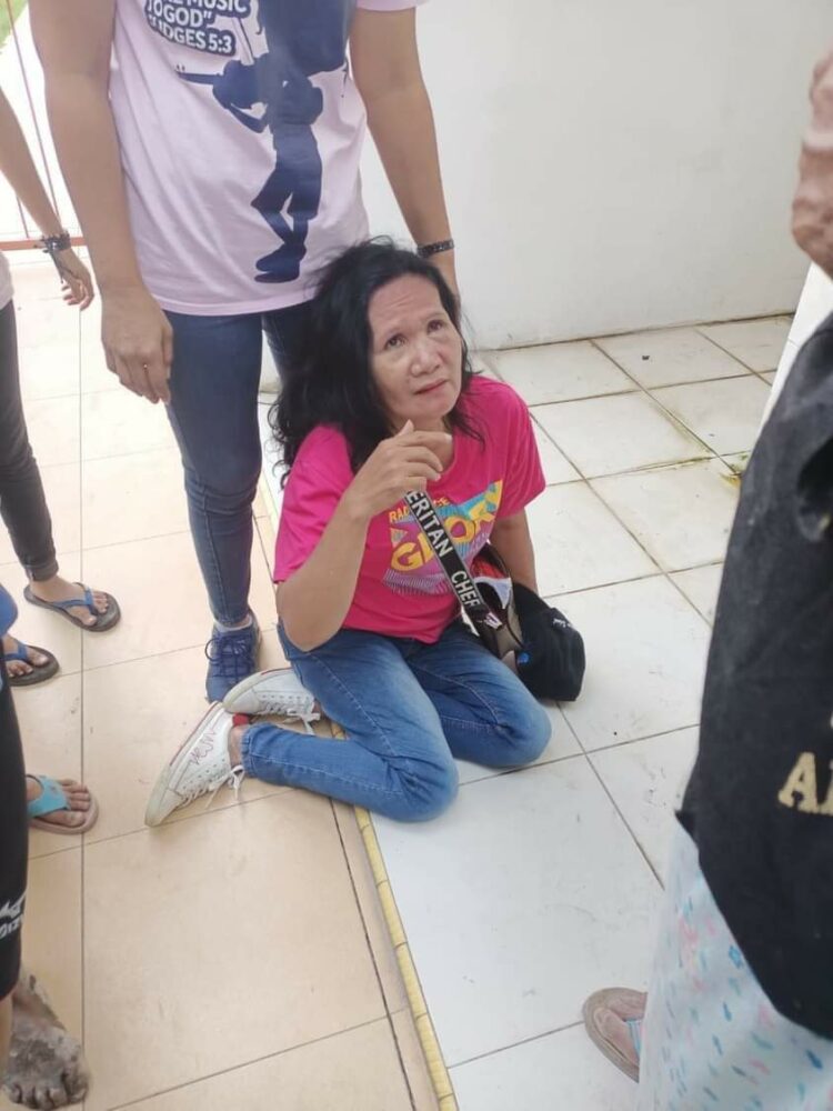 Korban Persekusi: Samaria Simanjuntak terduduk  di lantai rumahnya setelah dihajar orang tua anak-anak penerima parsel Natal