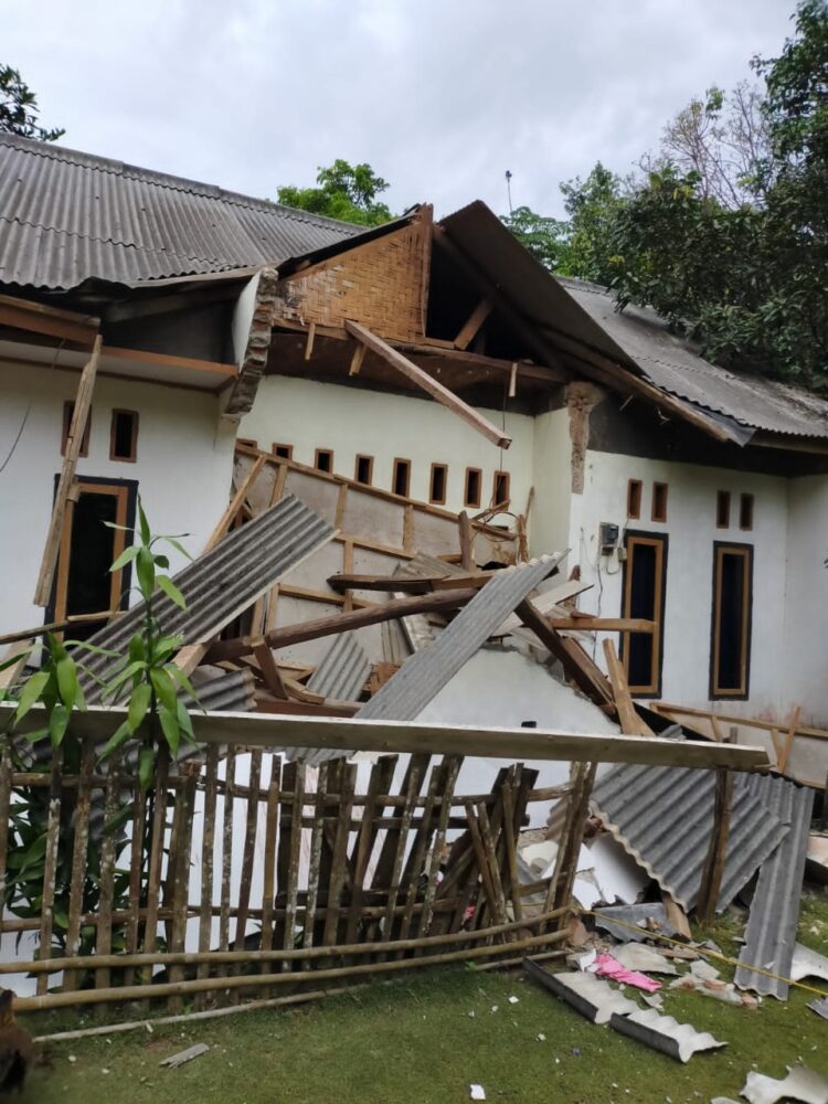 Kondisi kerusakan rumah warga paska gempa M 6,7 di Banten, Jumat (14/1).