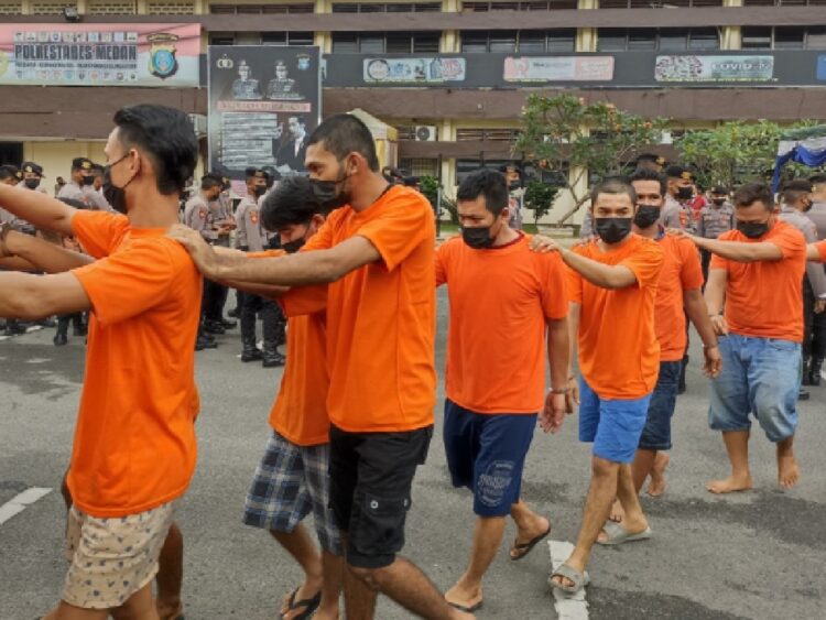 Petugas menggiring para tersangka kasus peredaran narkoba, di Kepolisian Resor Kota Besar Medan, Sumatera Utara, Selasa (11/1/2022).