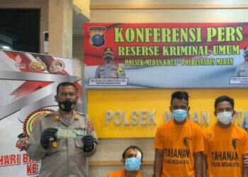 Para tersangka pencuri mobil dan barang bukti.(f:ist/konstruktif)