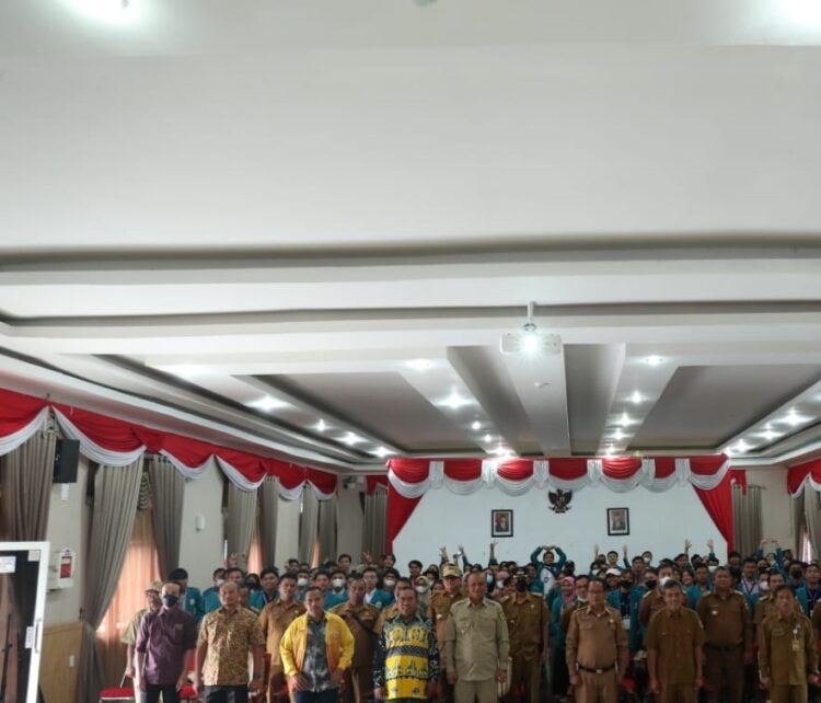 Wakil Bupati Pakpak Bharat Dr Mutsyuhito Solin menerima ratusan mahasiswa Unimed Medan.(f:ist/konstruktif)