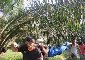 Jenazah korban saat dievakuasi dari sungai.(f:ist/konstruktif)