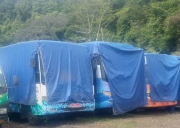 Enam unit bus sekolah milik Dinas Pendidikan Pakpak Bharat ditutupi terpal.(f:ist/konstruktif)