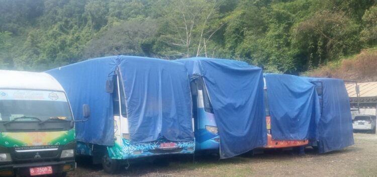 Enam unit bus sekolah milik Dinas Pendidikan Pakpak Bharat ditutupi terpal.(f:ist/konstruktif)