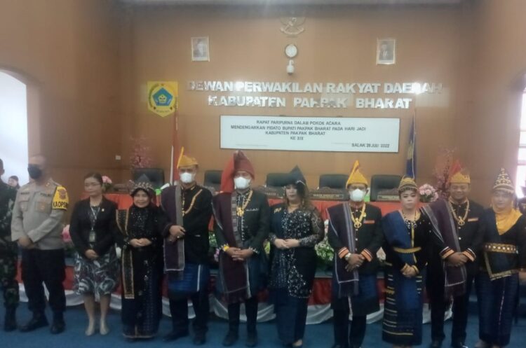 Bupati Pakpak Bharat foto bersama anggota DPRD saat Dirgahayu ke-19.(f:ist/konstruktif)