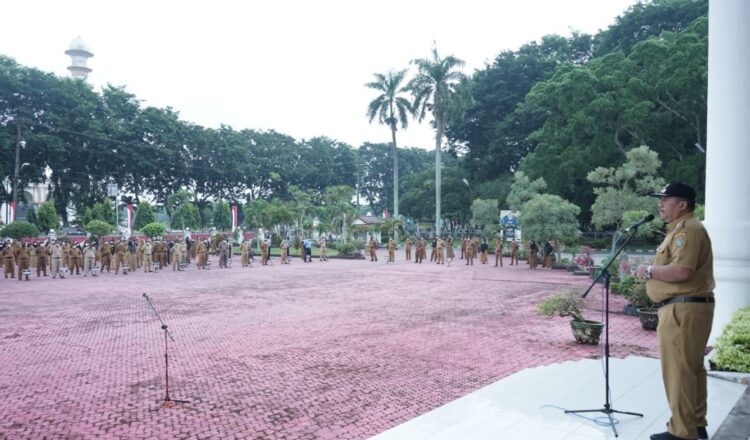 Wakil Bupati Asahan Taufik Zainal Abidin saat memimpin apel gabungan.(f:ist/konstruktif)