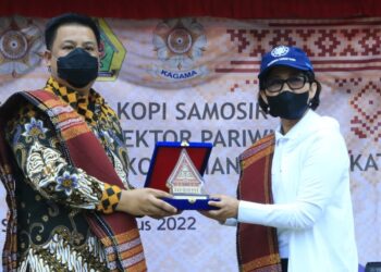 Bupati Samosir bertukar cenderamata dengan Rektor UGM.(f:ist/konstruktif)