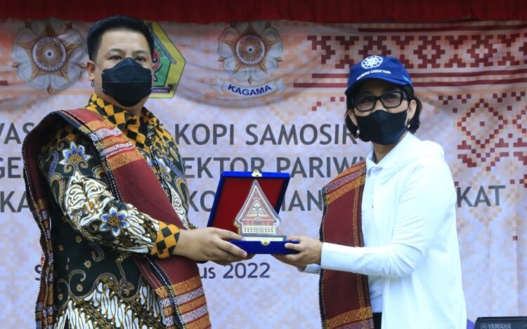 Bupati Samosir bertukar cenderamata dengan Rektor UGM.(f:ist/konstruktif)